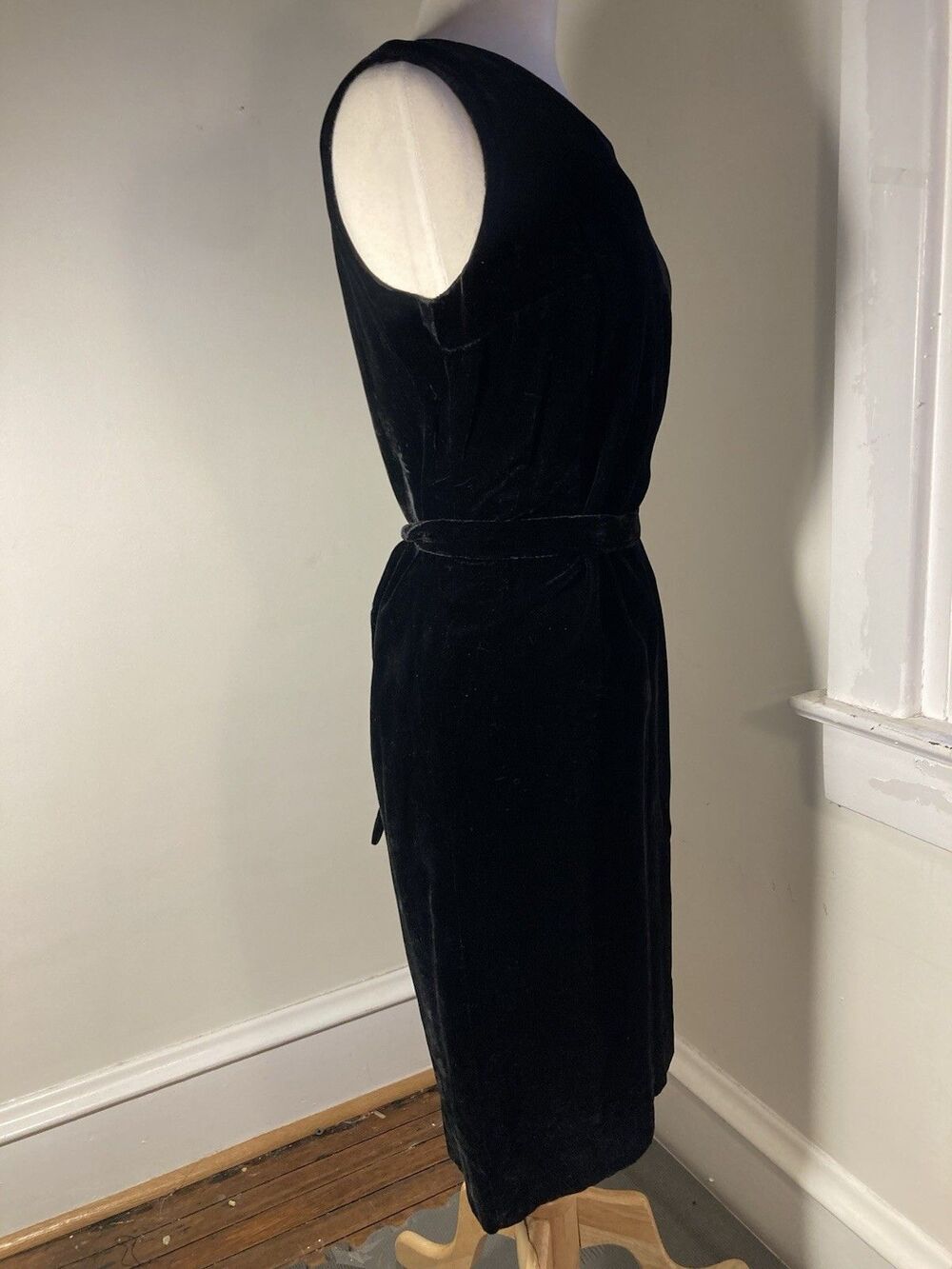 Vintage 1940s Black Velvet Sleeveless V Neck Dress w/ belt Size 12 Small